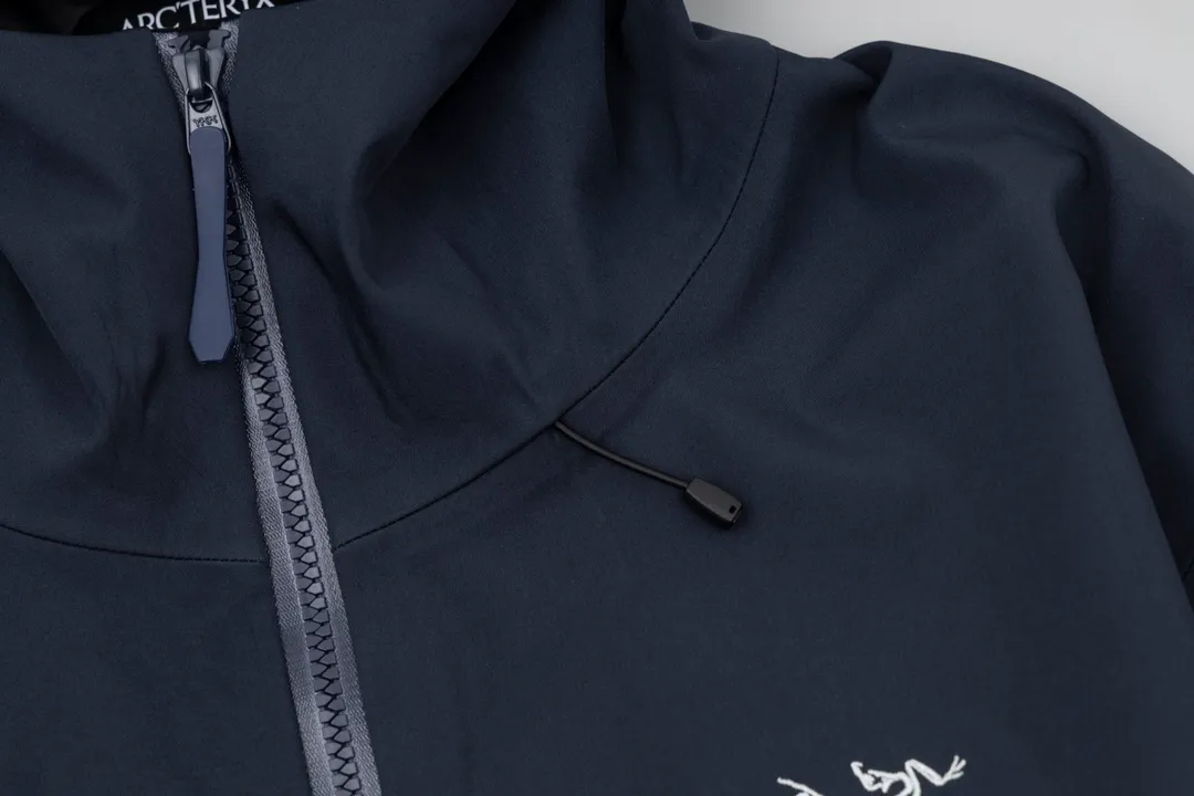 ARCTERYX beta SV ZP YKK ， ， ， 。 Beta LT ， 。 bluesign@ N 3LGORE-TEX ， Wear-Resistant， 、 Breathable， 。 Storm Hood™ ， Water Tight™ ， ， ， 。 BETA： 。 ， Wear-Resistant。 GORE-TEX： 、 、Breathable 。 ，VISLON ， Velcro ， Zip-in， ARC TERYX